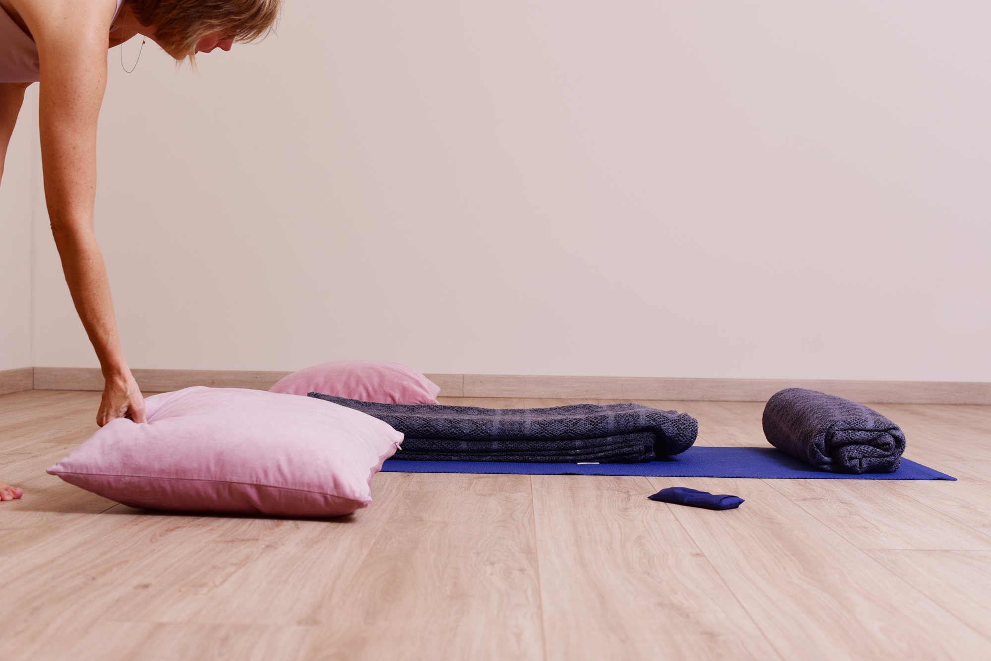 audrey-favreau-preparing-restorative-yoga-setup Audrey Favreau prepara i supporti per una postura di Restorative Yoga